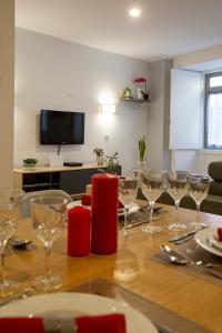 un comedor con una mesa con copas de vino en Apartamento C&C, en Arcos de Valdevez