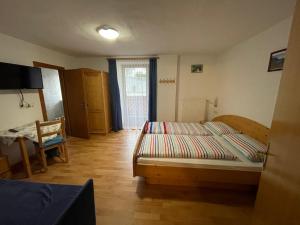 Postel nebo postele na pokoji v ubytování Gasthof Hohenbichl