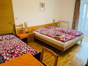 Postel nebo postele na pokoji v ubytování Gasthof Hohenbichl