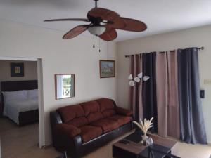 Ruang duduk di Club Caribbean Apartments
