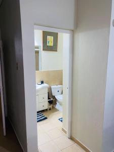 Bilik mandi di Club Caribbean Apartments