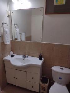 Bilik mandi di Club Caribbean Apartments