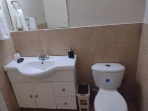 Bilik mandi di Club Caribbean Apartments