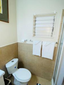 Bilik mandi di Club Caribbean Apartments