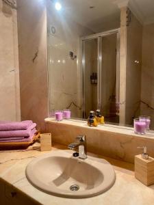 La salle de bains est pourvue d'un lavabo et d'un grand miroir. dans l'établissement Els Marges, à Sant Joan de les Abadesses