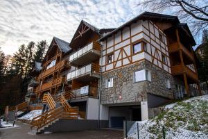 un gran edificio con escaleras delante en Apartament Słowackiego, en Karpacz