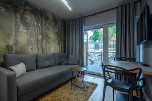 sala de estar con sofá y mesa en Apartament Słowackiego, en Karpacz