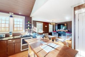 kuchnia i salon z drewnianym stołem w obiekcie Wolcott Wonder w mieście Lake Elmore