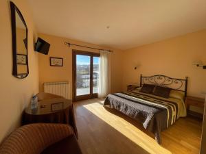 A bed or beds in a room at Hotel Cal Martri