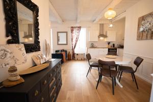 Kuchyňa alebo kuchynka v ubytovaní Appartement cosy en cœur de bourg
