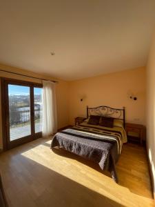 A bed or beds in a room at Hotel Cal Martri