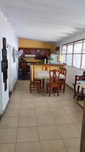 una cucina e una sala da pranzo con tavolo e sedie di Casa Sixta a 7min del aeropuerto internacional PMX y 2 cuadras terminal autob ADO a Puerto Escondido