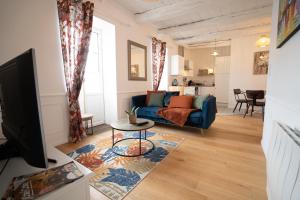 濱海拉普蘭的住宿－Appartement cosy en cœur de bourg，客厅配有蓝色的沙发和桌子