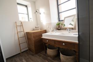 łazienka z umywalką i lustrem w obiekcie Appartement cosy en cœur de bourg w mieście La Plaine-sur-Mer +21 zdjęć