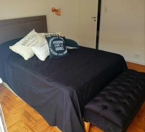 Una cama con dos almohadas encima. en departamento luminoso y centrico en Mar del Plata