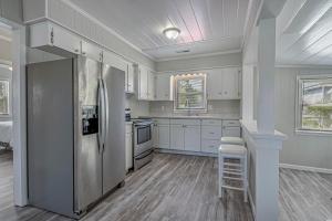 Η κουζίνα ή μικρή κουζίνα στο Immaculate Home With Putting Green and Private Pool! Pet Friendly 6 Bedroom- 4 Bath Duplex A&B