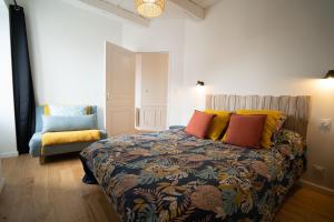 Posteľ alebo postele v izbe v ubytovaní Appartement cosy en cœur de bourg