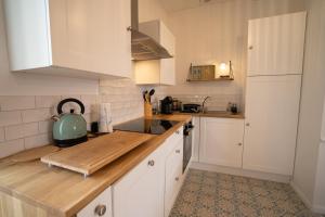 Kuchyňa alebo kuchynka v ubytovaní Appartement cosy en cœur de bourg