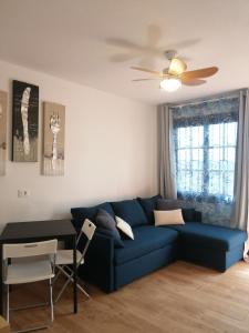 Una sala de estar con un sofá azul y una mesa. en Aguamarina Apartment - Los Diamantes 2, en Los Cristianos 31 fotos más