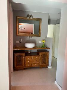 ヴィラ・カルロス・パスにあるLa Casa de Mabelのバスルーム(洗面台、鏡付)