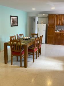 cocina con mesa de comedor y sillas en La Casa de Mabel en Villa Carlos Paz