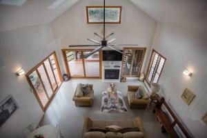Χώρος καθιστικού στο Riverlea Stables- style and charm await you!
