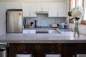 Η κουζίνα ή μικρή κουζίνα στο Riverlea Stables- style and charm await you!