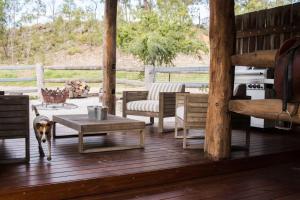 Χώρος καθιστικού στο Riverlea Stables- style and charm await you!