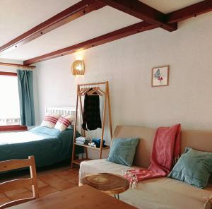 uma sala de estar com um sofá e uma cama em L'Azuré d'Ovronnaz em Ovronnaz