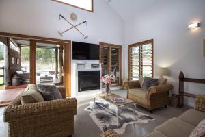 Η κουζίνα ή μικρή κουζίνα στο Riverlea Stables- style and charm await you!