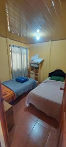 sypialnia z dwoma łóżkami w pokoju w obiekcie Casa con vista a valle de Dota y zona cafetalera w mieście Santa María