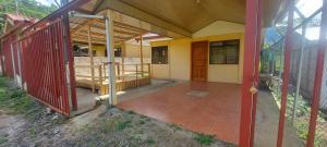 zewnętrzny widok na budynek z werandą w obiekcie Casa con vista a valle de Dota y zona cafetalera w mieście Santa María +2 zdjęcia