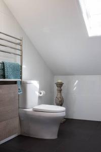 Ένα μπάνιο στο Riverlea Stables- style and charm await you! +37 φωτογραφίες