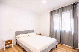 Un pat sau paturi într-o cameră la Apartamentos Mirablau