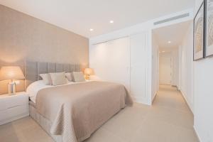 A bed or beds in a room at Puente Romano Hotel Apartment Marbella Még 37 kép