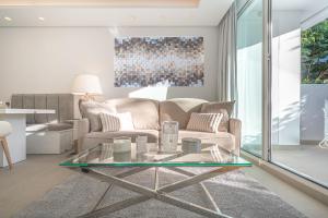 A seating area at Puente Romano Hotel Apartment Marbella