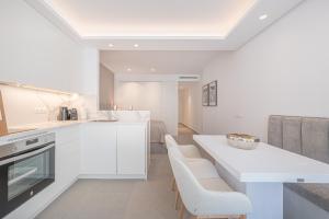 A kitchen or kitchenette at Puente Romano Hotel Apartment Marbella