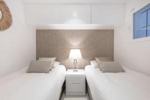 A bed or beds in a room at Puente Romano Hotel Apartment Marbella