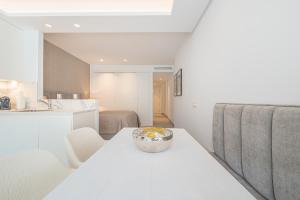 A seating area at Puente Romano Hotel Apartment Marbella