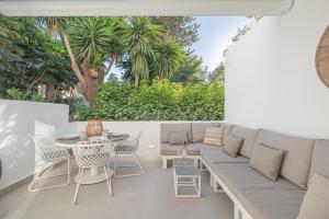 A seating area at Puente Romano Hotel Apartment Marbella