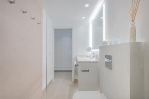 A bathroom at Puente Romano Hotel Apartment Marbella