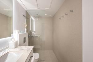 A bathroom at Puente Romano Hotel Apartment Marbella