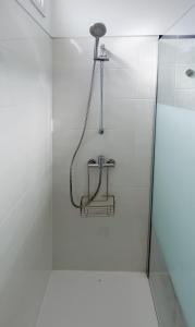 y baño con ducha y grifo. en Casa Came - A/C+ WiFi - 1min Beach, en Arona