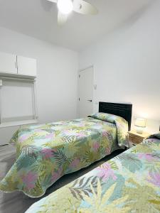 dos camas sentadas una al lado de la otra en un dormitorio en Casa Came - A/C+ WiFi - 1min Beach, en Arona