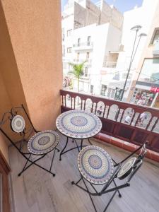 2 mesas y 2 sillas en un balcón en Casa Came - A/C+ WiFi - 1min Beach, en Arona