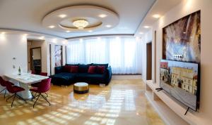 A seating area at Dream Apartman 1 with Free Parking