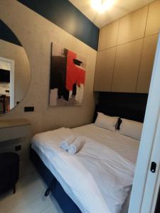 1 dormitorio con 1 cama con 2 toallas en Brativ Rohatynciv 32, en Leópolis