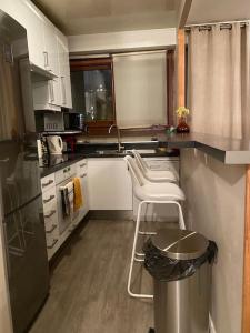 Η κουζίνα ή μικρή κουζίνα στο Bel appartement avec piscine et vue sur Paris