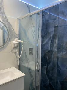 un bagno con doccia e lavandino di The Nest Of Via Toledo a Napoli
