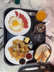 - deux assiettes de petit-déjeuner sur un plateau avec des boissons dans l'établissement Riad bel kaid fes, à Fès